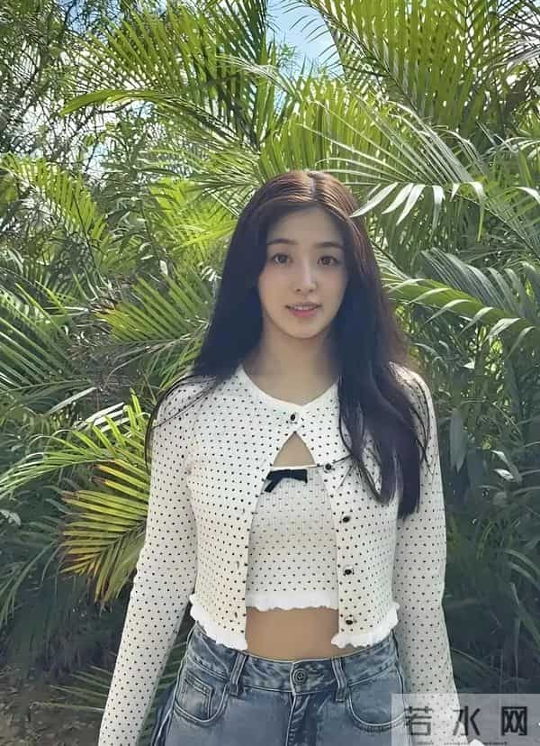 酸酸甜甜的张含韵,本以为她是甜妹,没想到身材这么好