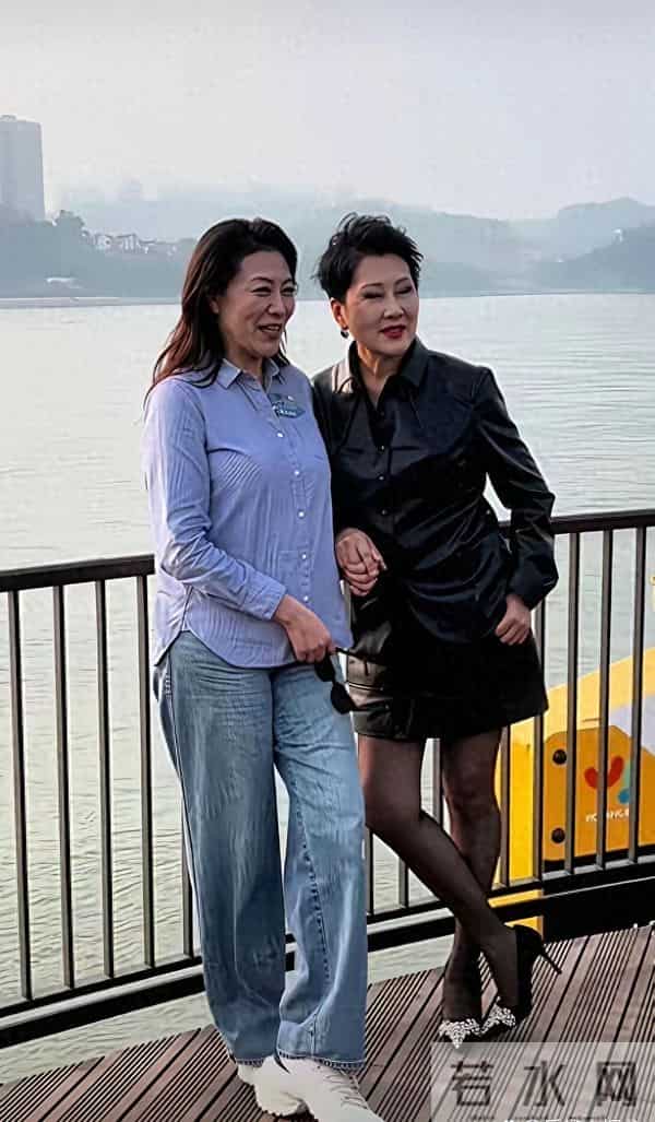 两个女人同岁,化不化妆差距很大,岳红打扮松弛自然 美得略胜一筹