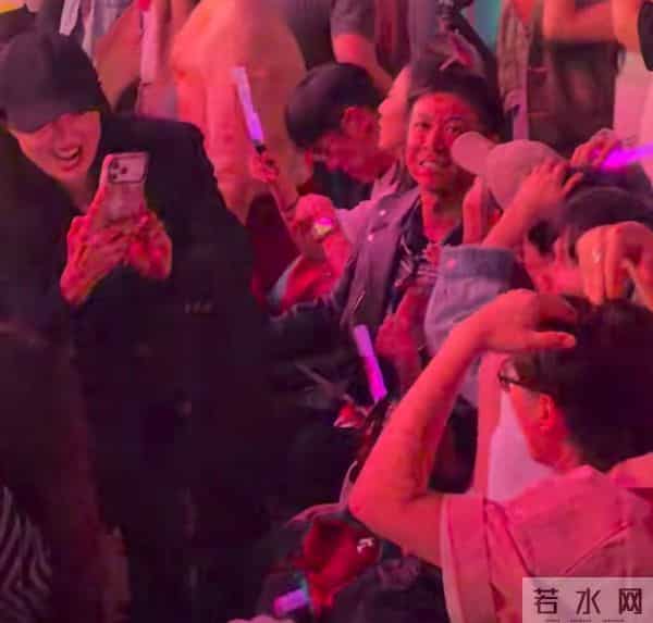 董璇夫妇看大张伟演唱会，张维伊困到不停打哈欠，不忘护着老婆