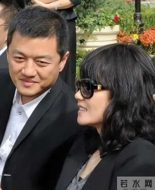 王学兵满头白发去鼓楼西看话剧,身体发福,54岁的他老的认不出了