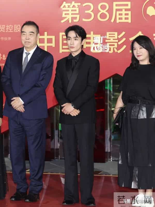 2025金鸡奖:千玺拿影帝,倪妮腰臀比惊人,辛芷蕾、关晓彤乱穿