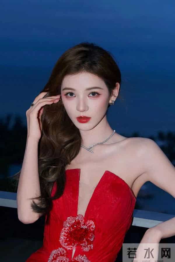 张予曦身穿一袭抹胸红色礼服裙，妖艳的像一朵“红玫瑰”