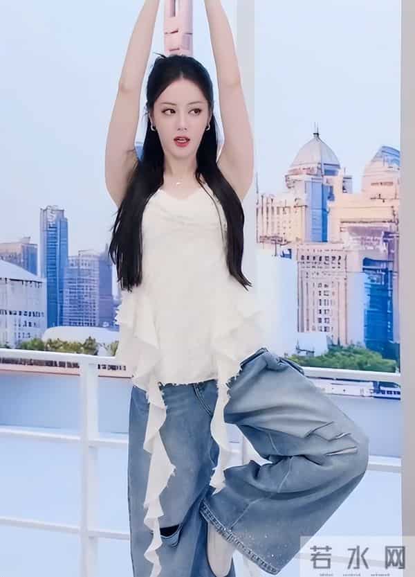 迪丽热巴空降家居城！五官锋利皮肤紧致，与连病仨月状态差别大