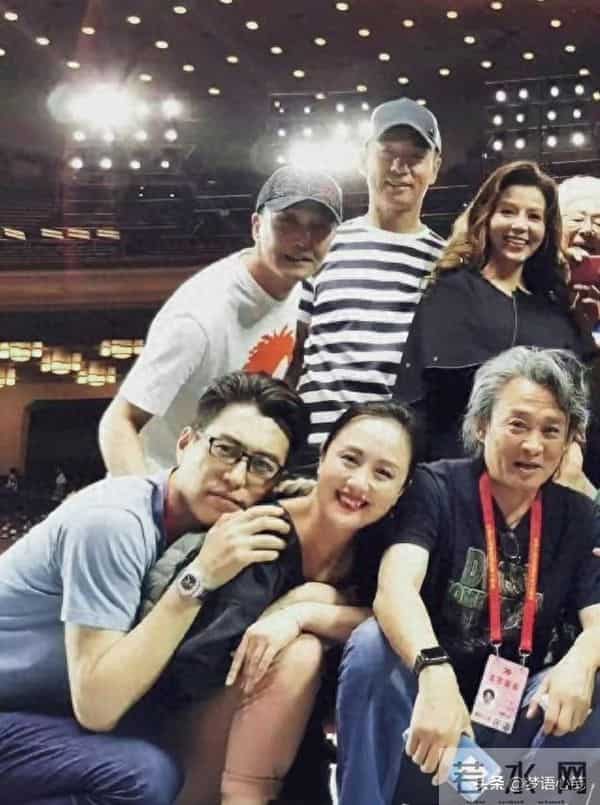 靳东与朱媛媛甜蜜合影曝光，辛柏青背后表情成亮点，笑翻全场！