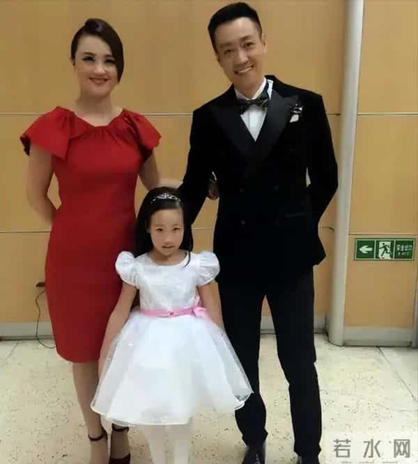 辛柏青带女儿出行，女儿长相漂亮