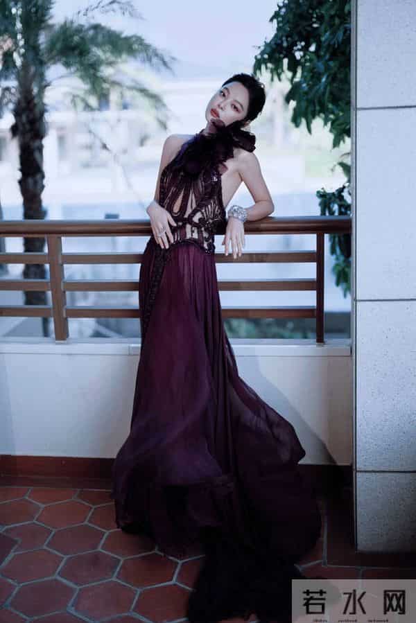 辛芷蕾深紫色镂空长裙气质温婉 倚栏而立冷艳优雅