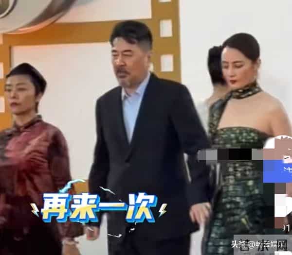 金鸡奖红毯爆笑名场面!陈建斌三牵蒋勤勤被拒,网友呼:太甜了!