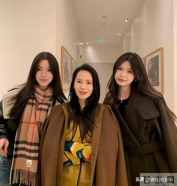 56岁伊能静在上海逛爱马仕店被偶遇，状态真好，太会保养了！