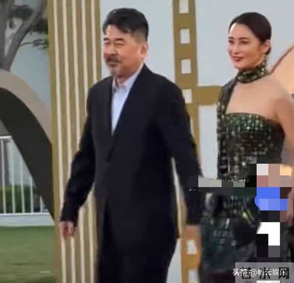 金鸡奖红毯爆笑名场面!陈建斌三牵蒋勤勤被拒,网友呼:太甜了!