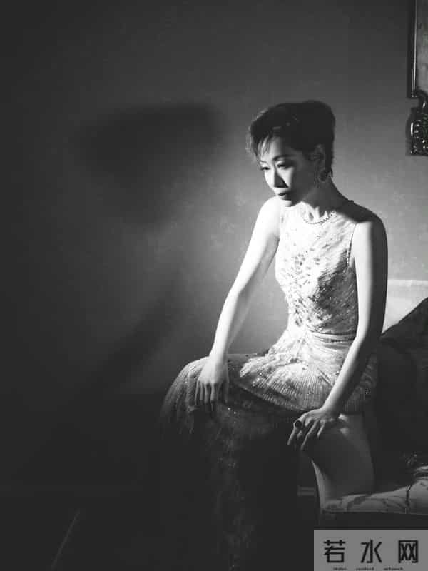 62岁叶童状态好优雅!穿银色亮钻裙亮相金鸡奖红毯,还脚踩恨天高