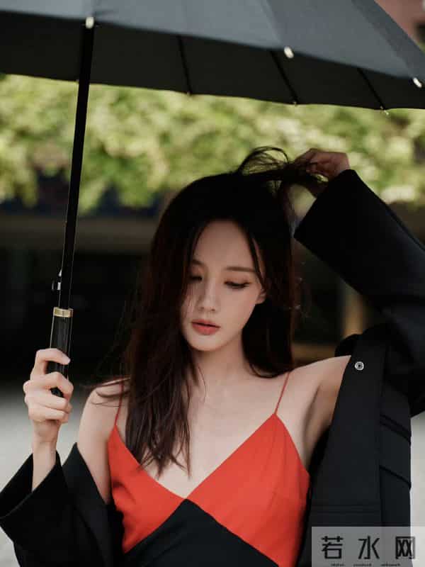 李一桐红黑拼色吊带裙，至臻至简格调，定格优雅迷人瞬间