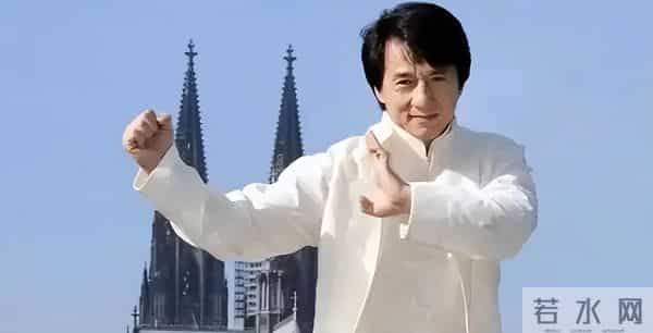 71岁成龙满头白发:儿子不成材女儿在外流浪,25亿身家捐一半?