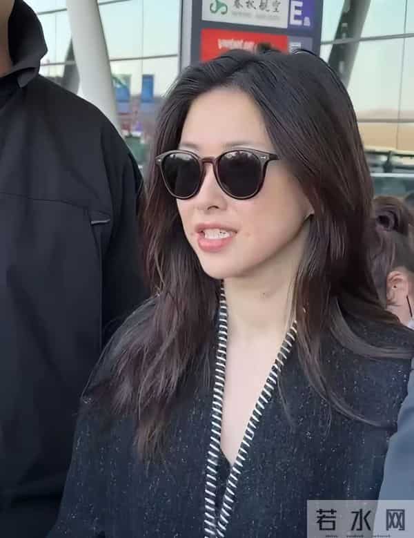 人老珠黄?41岁朱珠现身机场,白发明显皱纹也多,断崖衰老不敢认