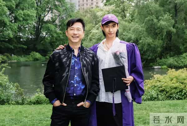 面相变了!伊能静现身艺术论坛皮松肉垮,穿奶奶裤难掩疲态显老态