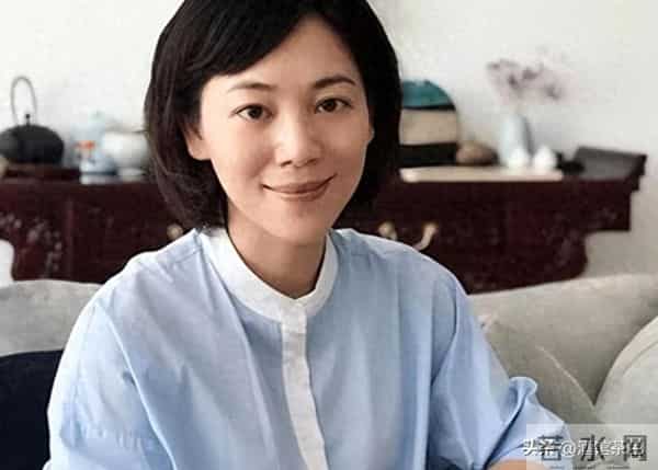 央视主持劳春燕,和丈夫两地分居19年有辛酸,今53岁仍白嫩显年轻