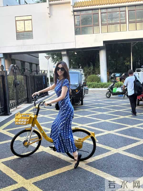 人老珠黄?41岁朱珠现身机场,白发明显皱纹也多,断崖衰老不敢认