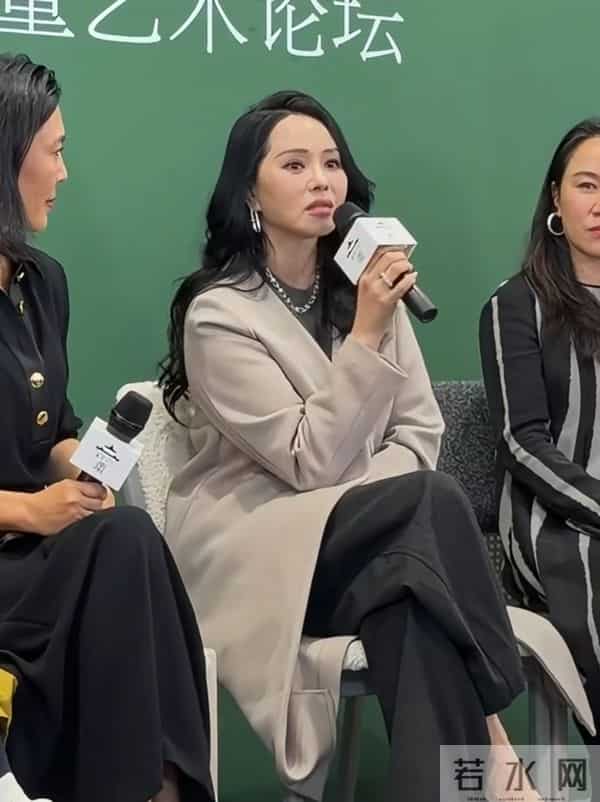 57岁伊能静上海参加活动，穿米大衣温婉优雅，脸部坑洼颈纹多