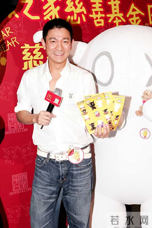 央媒发文，64 岁刘德华高调官宣喜讯，全网恭喜，出道40年仍封神！