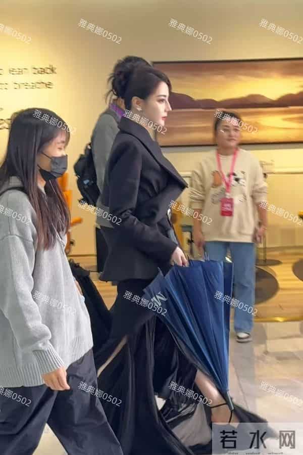 迪丽热巴的粉丝在哪里?在树上!南京活动粉丝为了看她一眼爬上树!