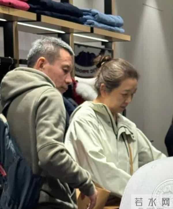 56岁江珊近照曝光！满头白发，皱纹明显！