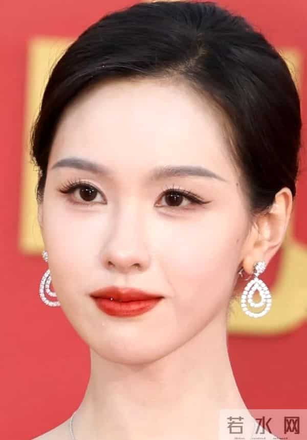 精修图VS生图:关晓彤膀大腰圆,倪妮老气了不少,辛芷蕾选错裙子