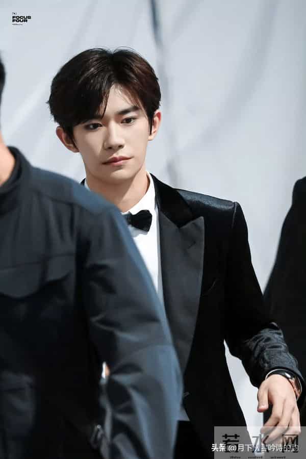 金鸡奖候场生图流出!易烊千玺的低调藏着内娱清醒
