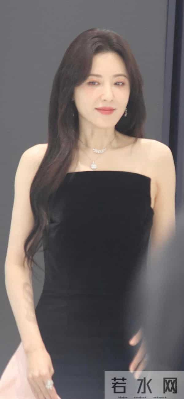 怼脸镜头下的曾黎,依然美艳动人