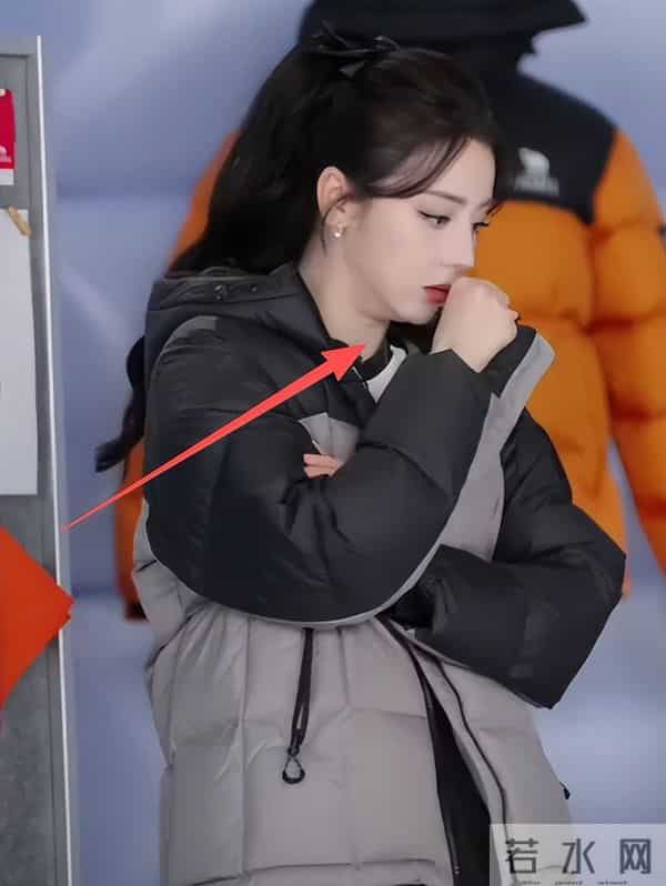 迪丽热巴空降家居城！五官锋利皮肤紧致，与连病仨月状态差别大