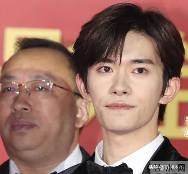 金鸡奖红毯生图来了！倪妮珠宝抢镜，关晓彤背厚，辛芷蕾礼服过季