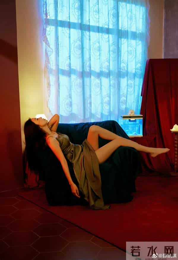 薛凯琪对自己的脚丫很自信