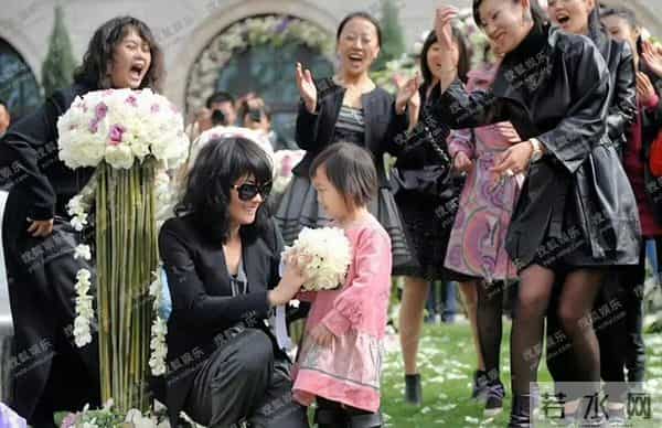 王学兵满头白发去鼓楼西看话剧,身体发福,54岁的他老的认不出了