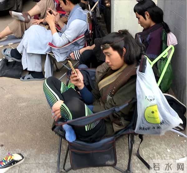 横店13万群演的悲哀！美女懒汉扎堆，老外抢市场，钱没赚到还受伤