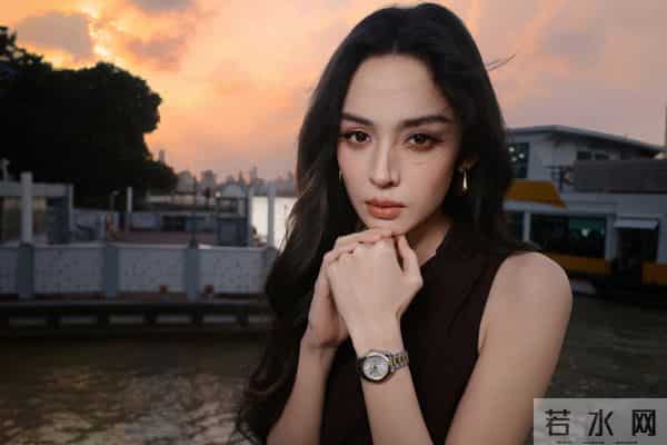 古力娜扎斜肩连衣裙,绝美