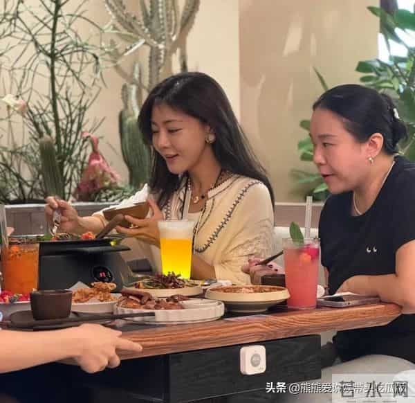 邓家佳和家人在重庆餐馆吃烤鱼,虽然她42岁了,但外表很显年轻