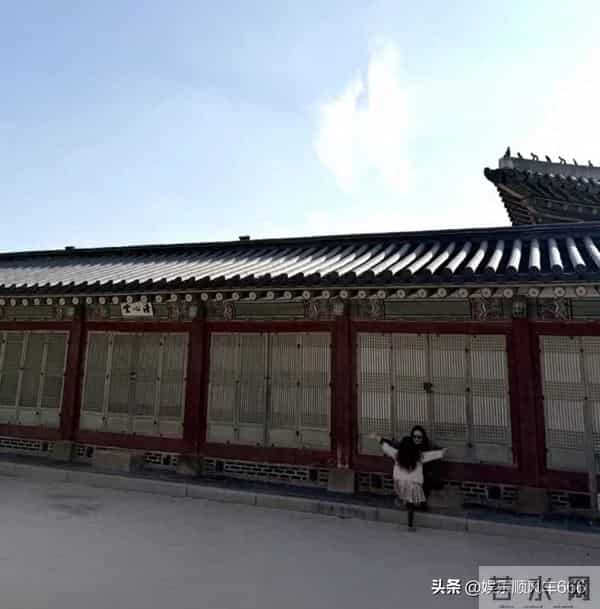 崔智友带娃出游,这身材和颜值,披麻袋都好看,行走的衣架子啊!