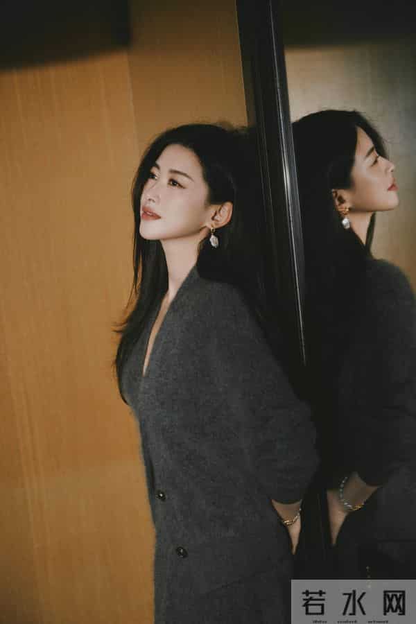 朱珠阿姨今日份写真，眼神里藏不住的韵味