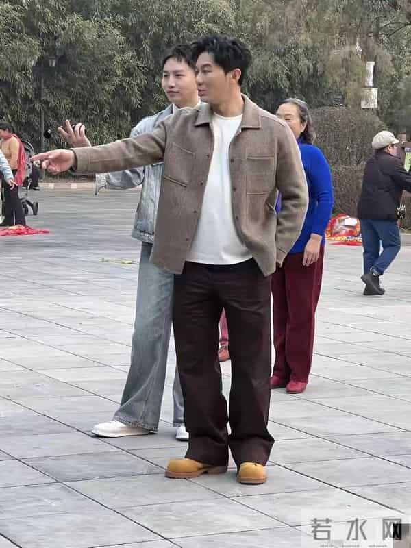 46岁李晨北京公园被偶遇，帅气有型魅力足，引得一群大妈热情围观