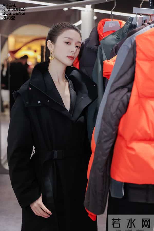 傅菁亮相波司登全新「AREAL」限时快闪店 对话杭州时尚kol