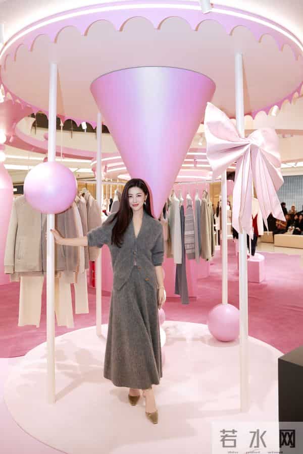 朱珠晒新照，灰毛绒套装配长卷发，气质优雅好惊艳