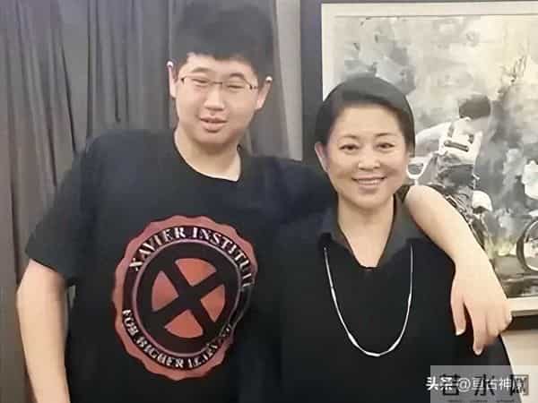 66岁倪萍公开给儿子催婚，26岁不结婚不恋爱，赚再多钱也没用