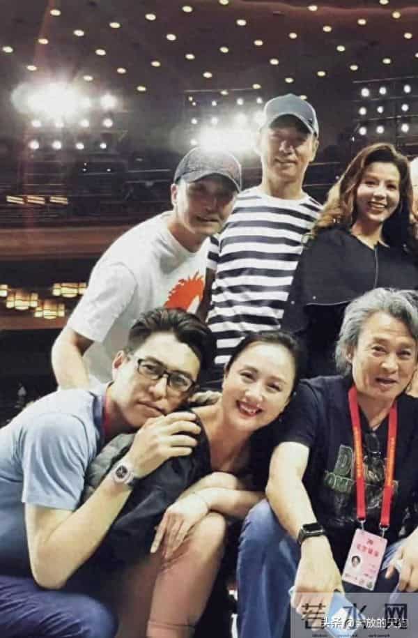 靳东朱媛媛亲密合影曝光，身后辛柏青的表情亮了！全场笑疯