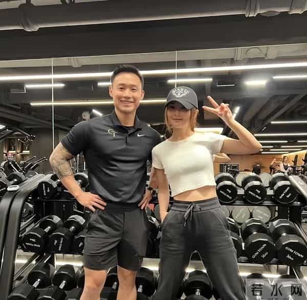 恭喜!香港知名女星被曝恋上小近10岁鲜肉,二人或已同居试婚