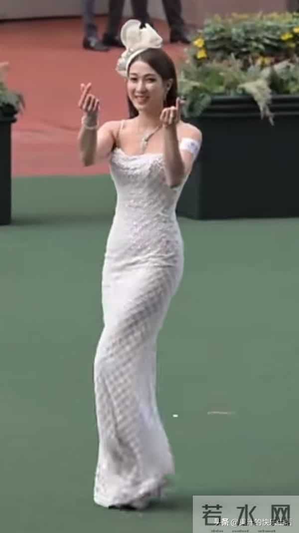 钟嘉欣回应婚变传闻,嘴上说不用理,表情和肢体动作引争议!