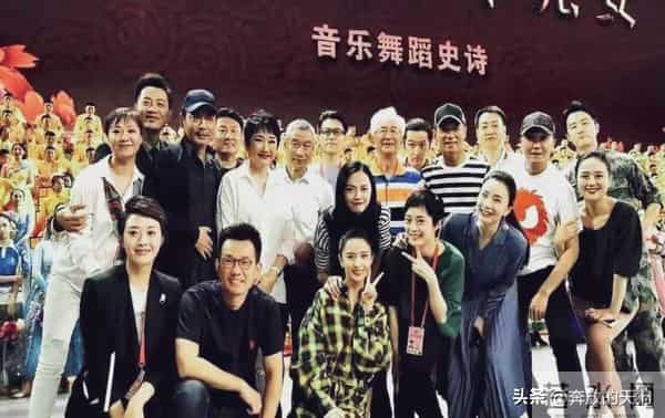 靳东朱媛媛亲密合影曝光，身后辛柏青的表情亮了！全场笑疯