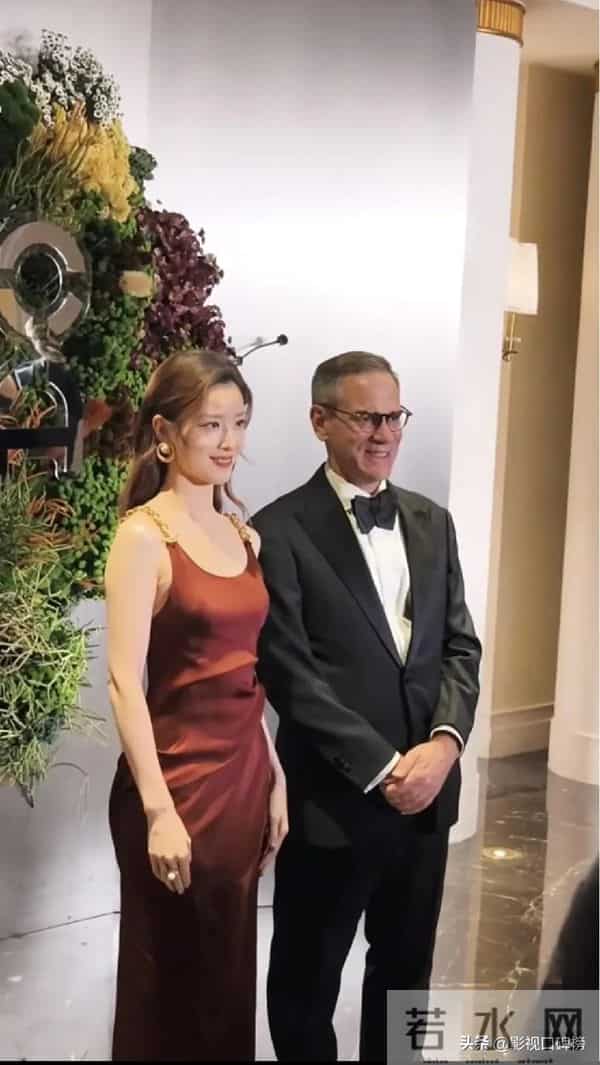 出席艺术晚宴,章泽天穿洒红色裙显成熟,朱珠穿中式外套沉稳大气