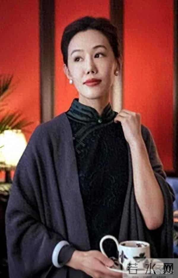 母亲是影后，丈夫是著名演员，公公是央视名嘴，34岁的她在当网红