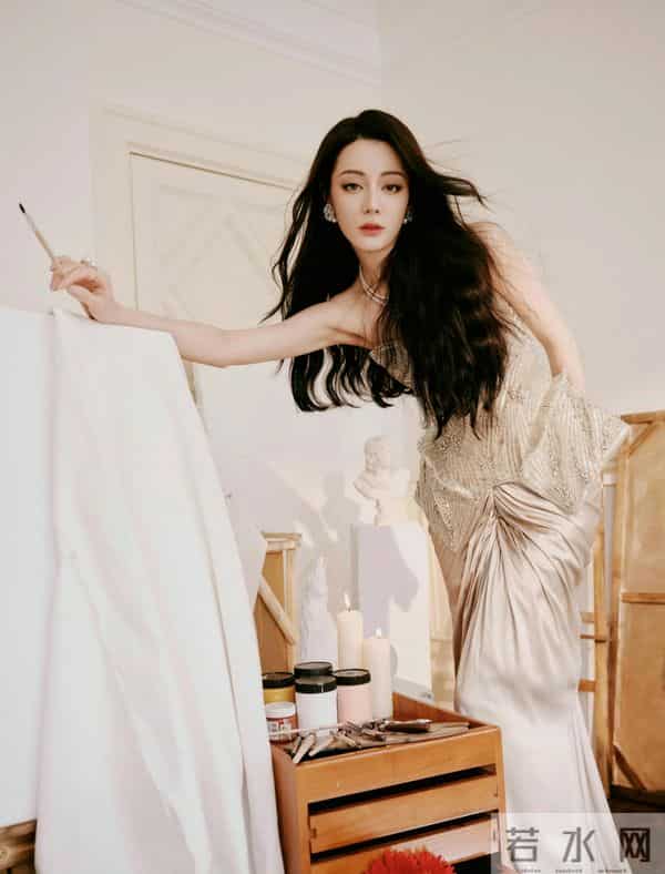 迪丽热巴大长腿性感写真