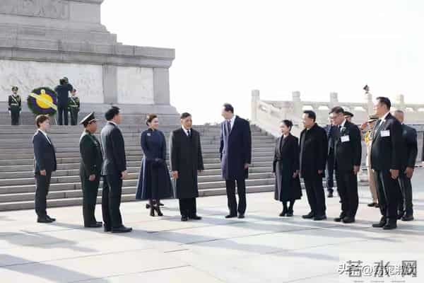 泰国王后去人民英雄纪念碑!穿泰式大衣脚踩恨天高 端庄优雅又美丽