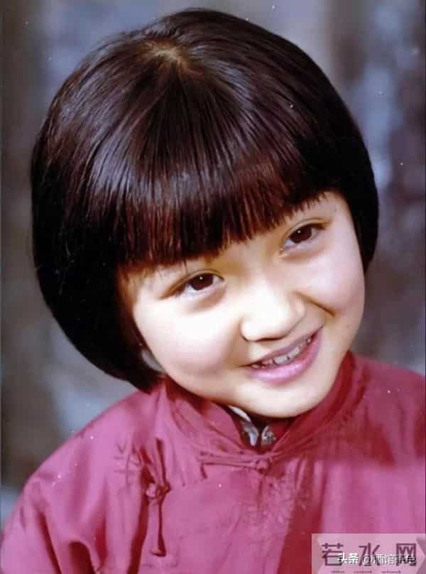 她童星出道，凭借一部电影火遍全国，如今53岁和俩女儿定居日本