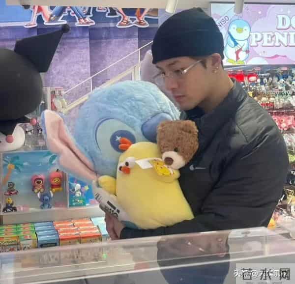 笑到想死！王嘉尔巴黎逛街买日抛内裤！全世界都知道他穿什么尺码